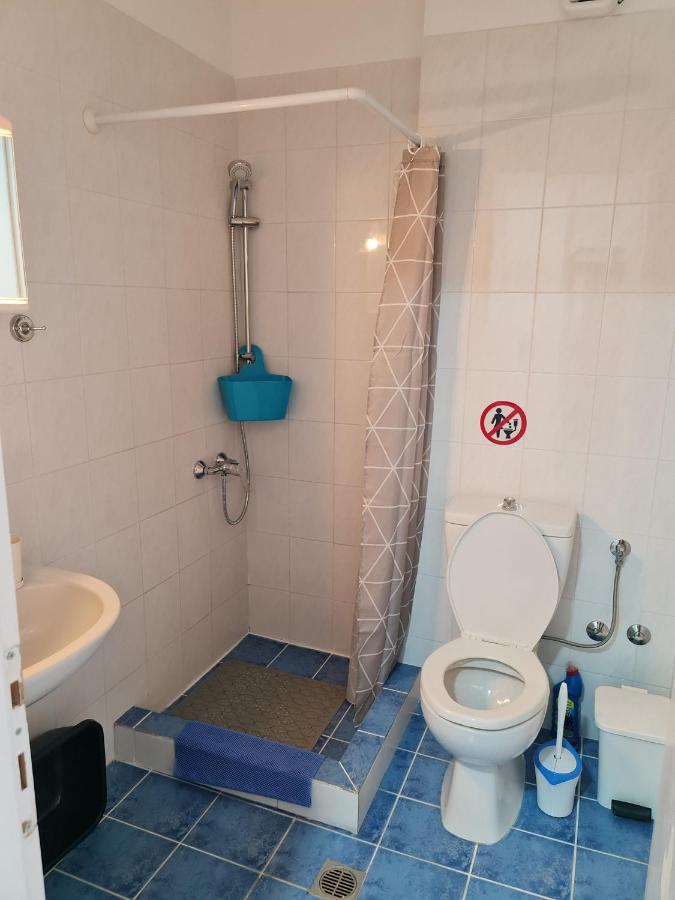 Apartment 4 *
