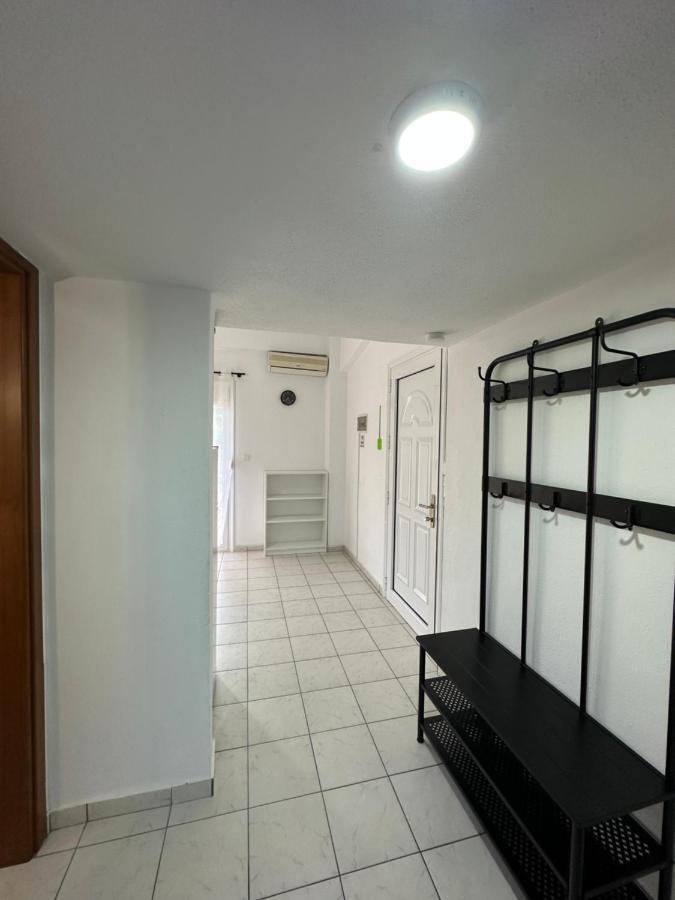 Apartment 4 *